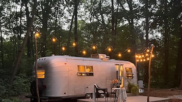 Vintage Camper - Fauna - Pets Allowed | 1 ๊ฐ์ ์นจ์ค, ๊ณ ๊ธ ์นจ๊ตฌ, ํ๋ก์ฐํ ์นจ๋, ๊ฐ๊ฐ ๋ค๋ฅธ ์คํ์ผ์ ์ธํ
๋ฆฌ์ด