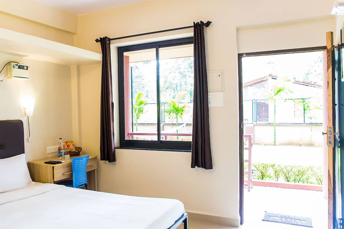 Comfort Studio, 1 Double Bed, Balcony, Pool View