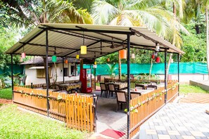 Outdoor dining - Lazy Frog Goa (Carmona)