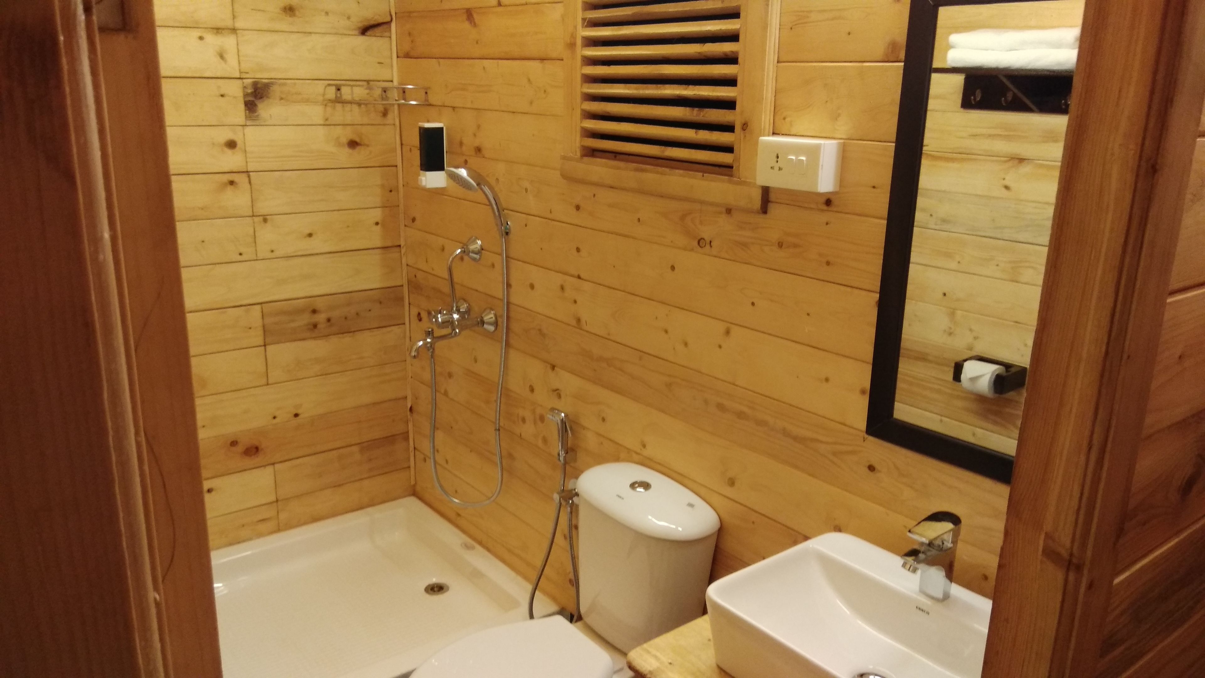Basic Cottage, 1 Double Bed, Pool View | Bathroom | Shower, free toiletries, towels