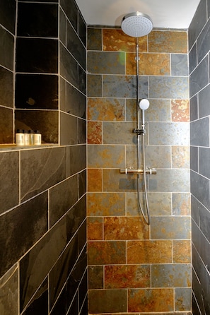 Bathroom shower - Brighton Rock Apartment (Brighton)