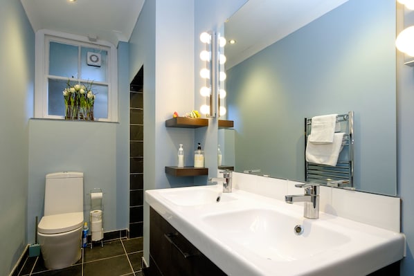 Shower, free toiletries, hair dryer, towels - Brighton Rock Apartment (Brighton)