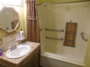 Classic Room, 1 Queen Bed, Non Smoking, Private Bathroom | Bathroom | Free toiletries, hair dryer, towels - Mulberry Lavender Farm and B&B (Mulberry)