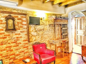 Deluxe Triple Room | Desk, blackout drapes, soundproofing, free WiFi - Parmis Boutique House (Cesme)