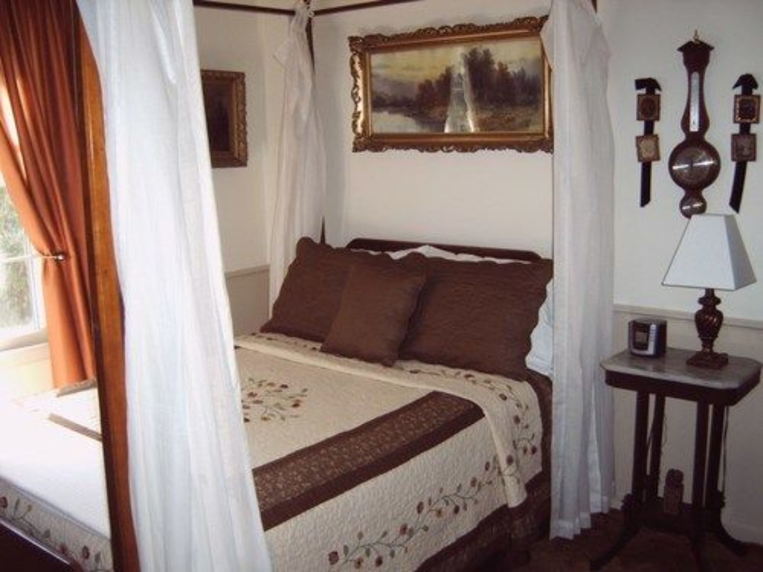 Escrivaninha, ferros/tábuas de passar roupa, Wi-Fi de cortesia