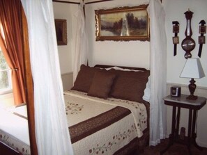 Desk, iron/ironing board, free WiFi - Moore House Bed and Breakfast (Manhattan)