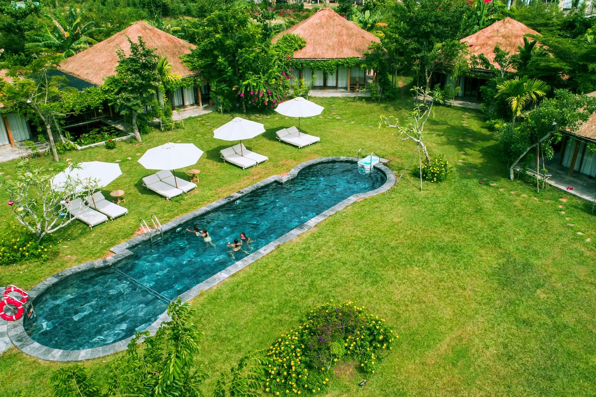 2 piscinas al aire libre, sombrillas, sillones reclinables de piscina