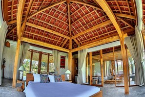 Hochwertige Bettwaren, kostenlose Minibar, Zimmersafe, Schreibtisch