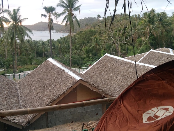 Tente de base, terrasse, vue sur l’océan (1 Double Sized Mattress) | Bureau, système d’insonorisation
