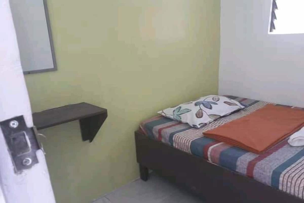 Schreibtisch, schallisolierte Zimmer