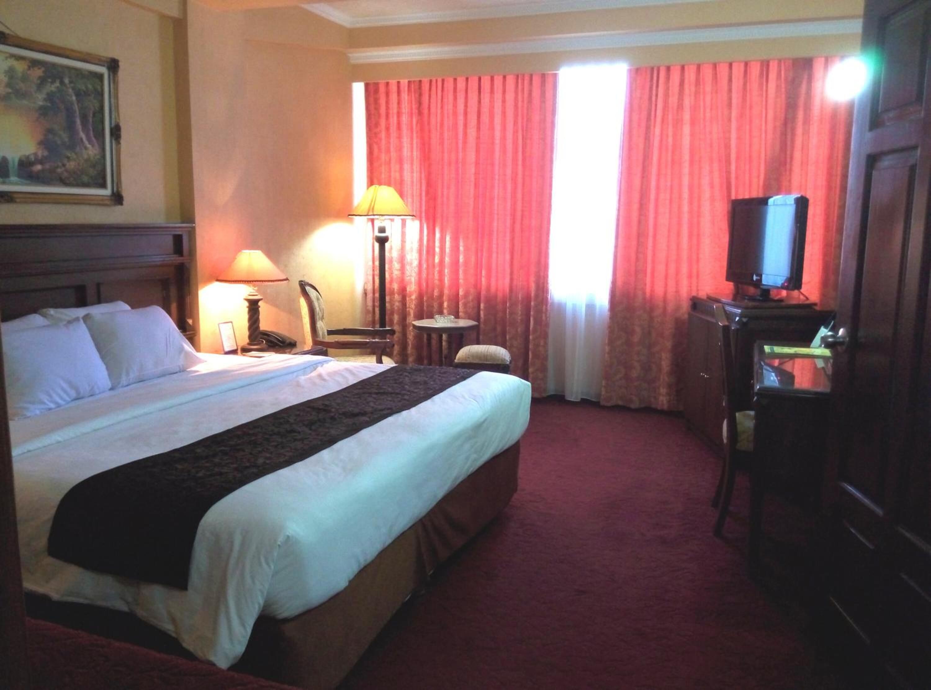 In-room safe, desk, free WiFi