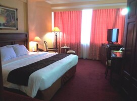 In-room safe, desk, free WiFi