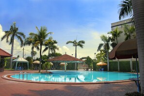 Una piscina al aire libre