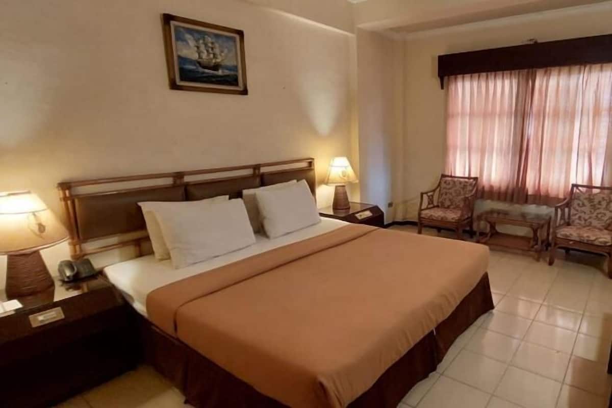 In-room safe, desk, free WiFi