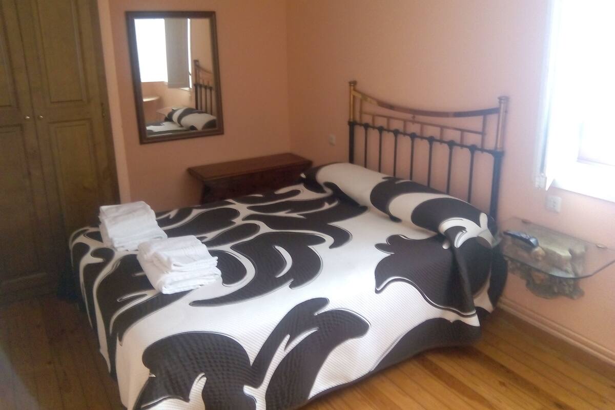 Habitación con 1 cama doble o 2 individuales | Cortinas opacas, camas supletorias, wifi gratis