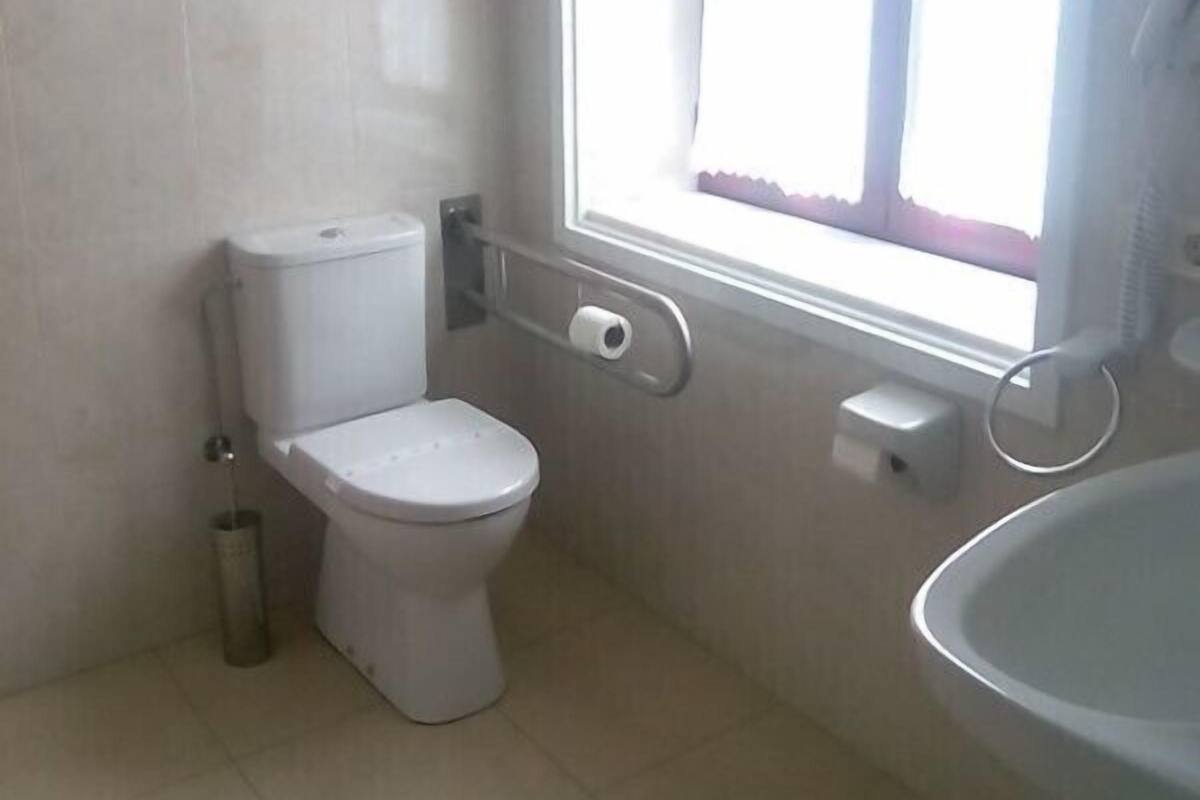 Habitación doble, accesible para personas con discapacidad | Baño | Ducha y bañera combinadas y artículos de higiene personal gratuitos
