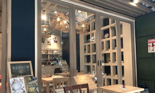 Interior entrance - Kinnon Deluxe Hostel Coworking Cafe (Bangkok)