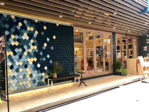 Front of property - Kinnon Deluxe Hostel Coworking Cafe (Bangkok)