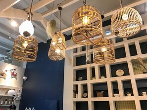 Reception hall - Kinnon Deluxe Hostel Coworking Cafe (Bangkok)