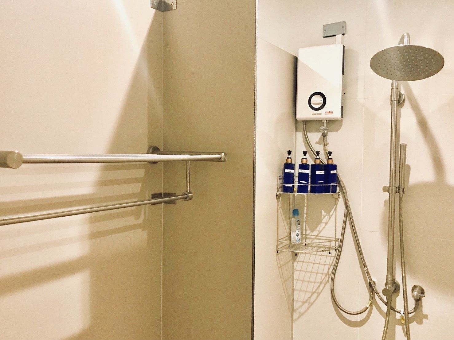 Foto - Kinnon Deluxe Hostel Coworking Cafe