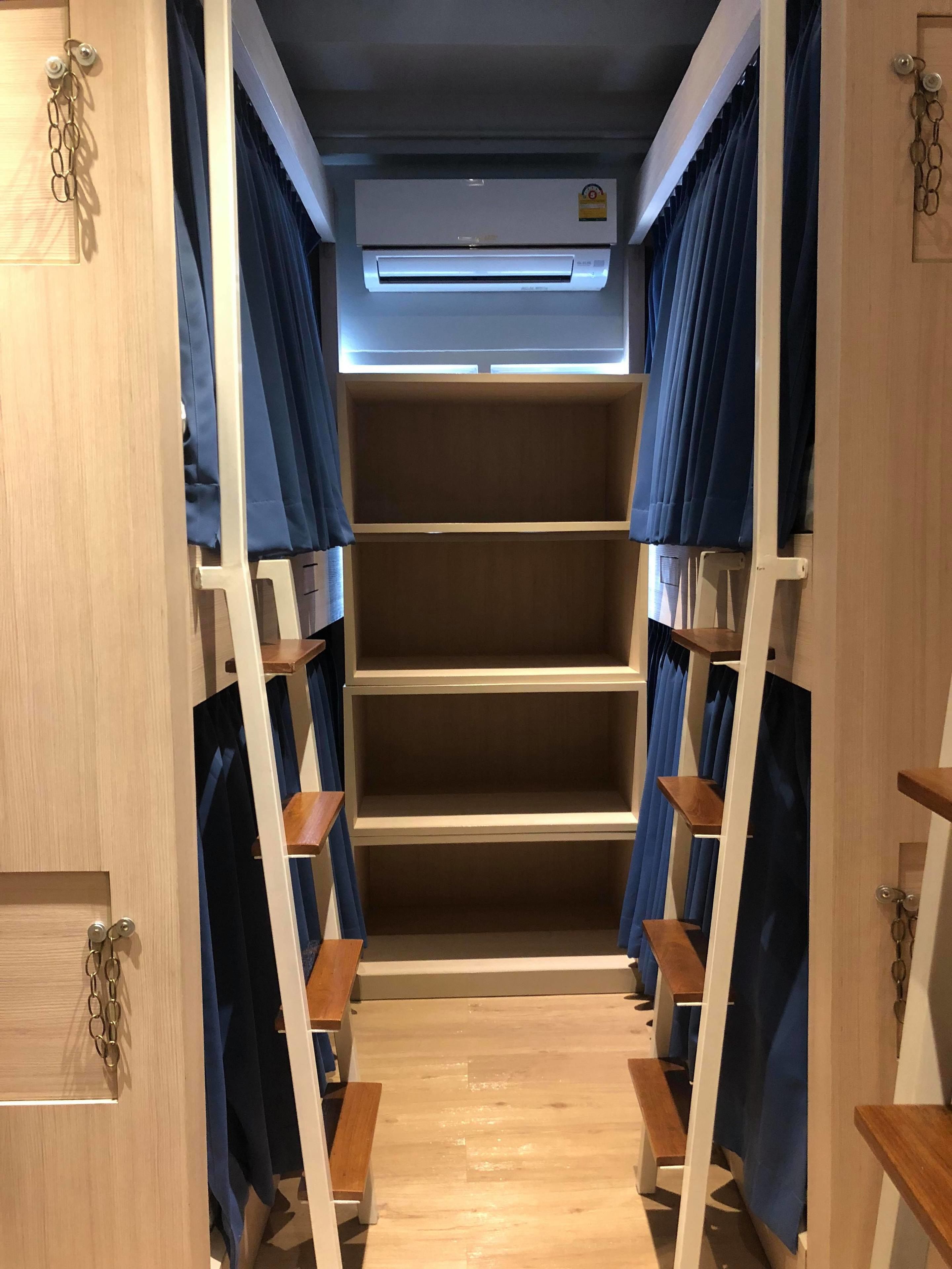 Foto - Kinnon Deluxe Hostel Coworking Cafe