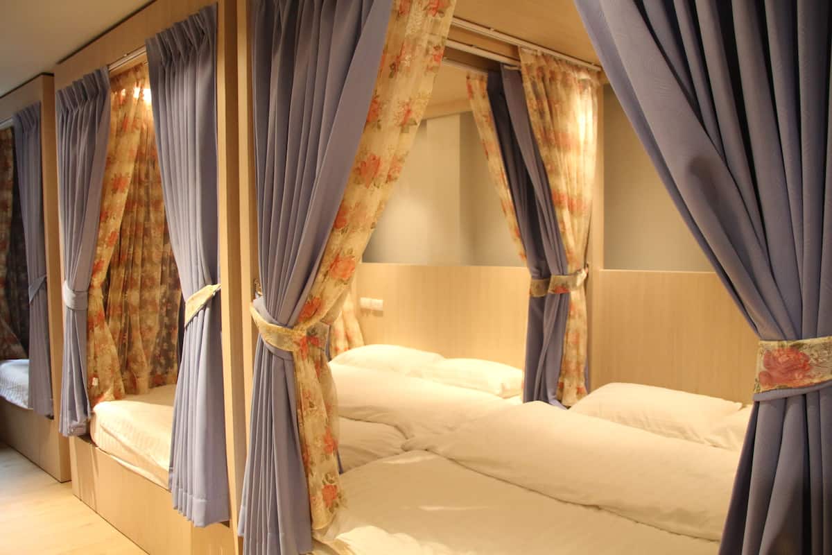 4 Double Beds in Mixed Dormitory - Share Bathroom | Peti besi dalam bilik, langsir/tirai gelap terus, Wi-fi percuma