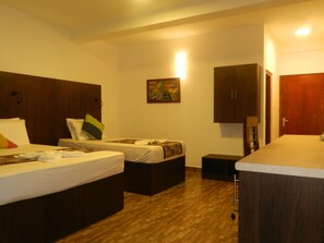 Habitación Deluxe, vista a la montaña | Escritorio, insonorización, tabla de planchar con plancha y camas extra 