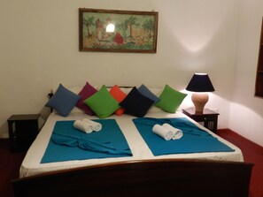 Quarto standard, vista para o jardim | Escrivaninha, quartos à prova de som, ferros/tábuas de passar roupa