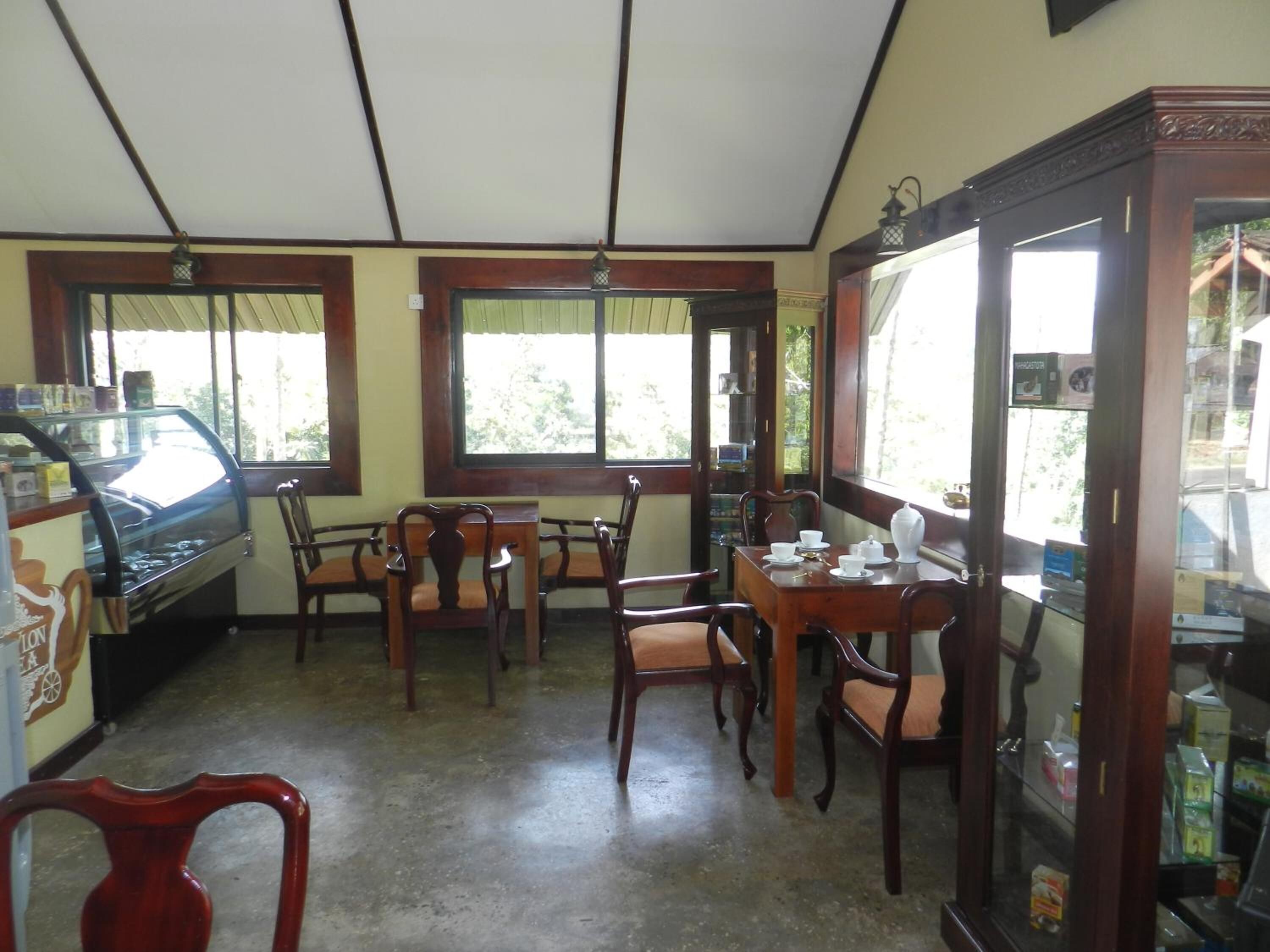 Una habitación con una mesa de comedor, sillas, un coche y un armario grande.