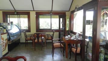 Una habitación con una mesa de comedor, sillas, un coche y un armario grande.
