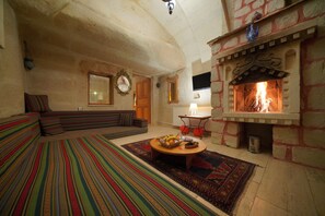 Chambre Familiale (King Cave) | Coin séjour | Télévision LCD