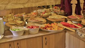 A buffet with various food items and serving utensils. - Fosil Cave Hotel (Ürgüp)