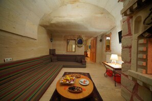 Habitación familiar (King Cave) | Área de sala de estar | Televisión LCD 