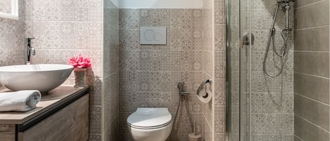 Basic-Doppelzimmer | Badezimmer | Kostenlose Toilettenartikel, Haartrockner, Bidet, Handtücher