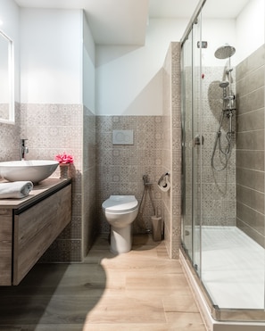 Habitación doble | Baño | Artículos de higiene personal gratuitos, secador de pelo, bidé y toallas