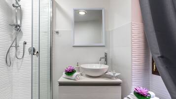 Deluxe Double Room, 1 Double Bed, Hot Tub, City View | Bathroom | Free toiletries, hair dryer, bidet, towels
