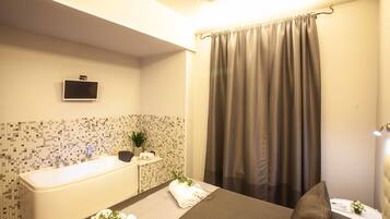 Doppia Deluxe, 1 letto matrimoniale, idromassaggio, vista città | Biancheria da letto di alta qualità