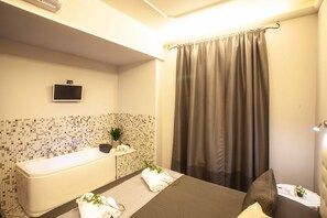 Deluxe Double Room, 1 Double Bed, Hot Tub, City View | Premium bedding, free minibar, desk, free WiFi - Fior di Loto Sweetness (Cagliari)