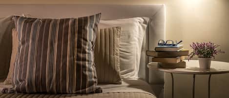 Deluxe tweepersoonskamer, 1 tweepersoonsbed, hot tub, uitzicht op stad | Luxe beddengoed, een gratis minibar, een bureau, gratis wifi