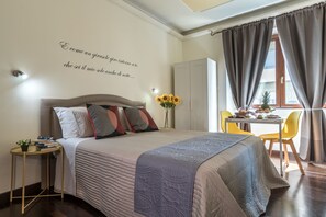 Eenvoudige tweepersoonskamer | Luxe beddengoed, een gratis minibar, een bureau, gratis wifi