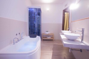 Habitació doble Deluxe, 1 llit doble, banyera d'hidromassatge, vistes a la ciutat | Bany | Articles de tocador gratuïts, assecador de cabells, bidet i tovalloles 