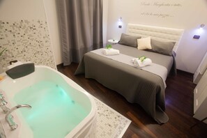 Deluxe tweepersoonskamer, 1 tweepersoonsbed, bubbelbad, uitzicht op de stad | Luxe beddengoed, een gratis minibar, een bureau, gratis wifi