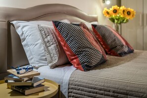 Eenvoudige tweepersoonskamer | Luxe beddengoed, een gratis minibar, een bureau, gratis wifi