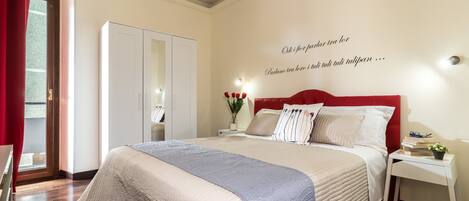 Tweepersoonskamer | Luxe beddengoed, een gratis minibar, een bureau, gratis wifi