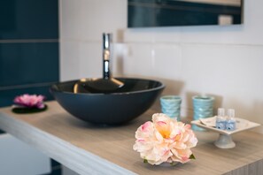 Chambre Double Deluxe, 1 lit double, bain à remous, vue ville | Salle de bain