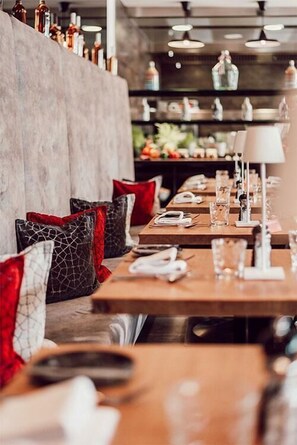 供应午餐和晚餐，地中海菜