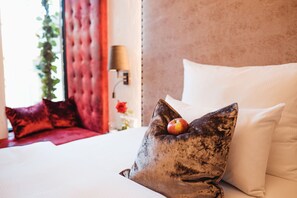 客房内保险箱、办公桌、笔记本电脑工作区、隔音