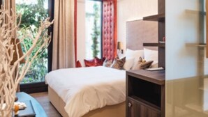 In-room safe, desk, laptop workspace, soundproofing - Eriks Hotel (Neufahrn bei Freising)