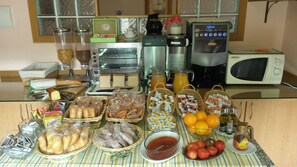 Un buffet de petit-déjeuner proposant une variété d'aliments et de boissons.