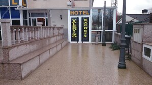 L’entrée d’un hôtel, avec une enseigne indiquant « HÔTEL VALDOVINO EXPRESS ».